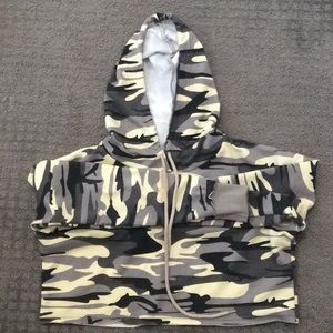 Camo cropped hoodie